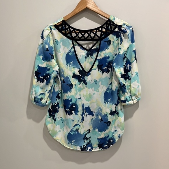 IZ Byer Peekaboo Back Lattice Blue Abstract V-neck Top Watercolor Sz S Office - Picture 7 of 9